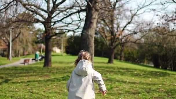 Felice Bambina Correre Hav Divertimento Nel Parco Primaverile Giornata Sole — Video Stock