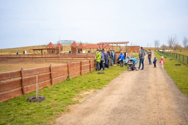 Zelcin, Çek Cumhuriyeti - 19 Mart 2023: Evcil hayvanlar ve Çek Cumhuriyeti 'nin Zelcin kentindeki insanlarla temas kurma bölgesi. Yüksek kalite fotoğraf