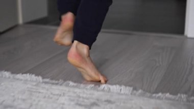 Çocuk dairede çıplak ayakla yerde koşuyor. Yüksek kalite 4k görüntü