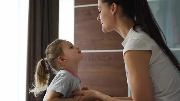 Młoda Matka Całuje Swoją Córeczkę Sypialni Mama Córeczka Spędzają Czas — Wideo stockowe
