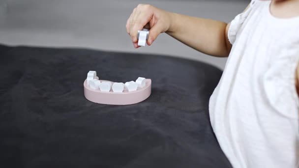 Маленька Дівчинка Грає Стоматолога Дерев Яними Іграшками Дивані Вітальні Вдома — стокове відео