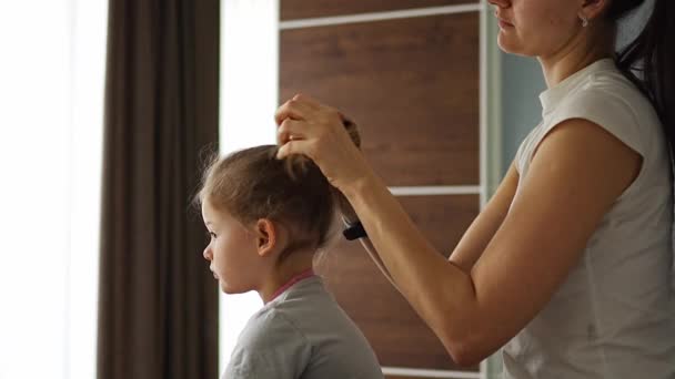 Молода Мама Розчісує Волосся Маленьких Дочок Сидячи Ліжку Вранці Високоякісні — стокове відео