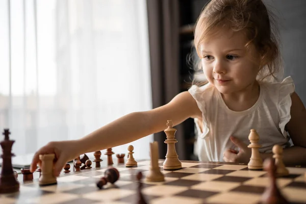Little Girl Playing Chess Table Home Kitchen Concept Early Childhood — Stock Photo, Image