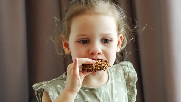 Petite Fille Mange Des Biscuits Avec Banane Des Graines Dans — Video