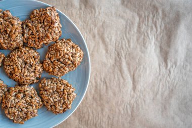Muz ve farklı tohumlardan yapılmış vejetaryen kurabiyeler, doğal ışıkla fotoğraflanmış. Yüksek kalite fotoğraf