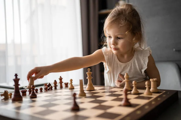 Menino Ruivo Nos óculos Sentado Em Casa E Jogando Xadrez Sozinho. Imagem de  Stock - Imagem de movimento, jogar: 208485515