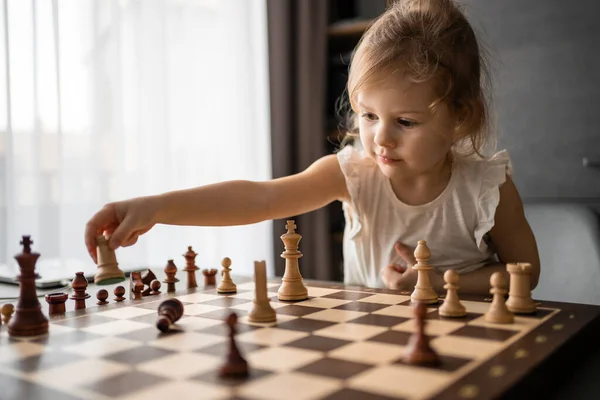 Jogo de xadrez menina jogando xadrez mão de criança faz um