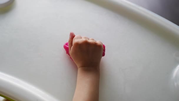 孩子们在家里玩泥巴玩具 小女孩在玩一种自制的粉色黏液 高质量的4K镜头 — 图库视频影像