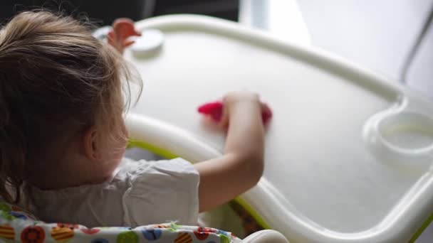 Fetița Joacă Slime Roz Casă Mâinile Copiilor Jucând Jucărie Lămâie — Videoclip de stoc