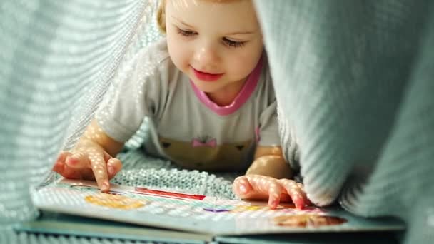 Niña Disfrutando Revisión Libro Bajo Cuadros Punto Azul Mañana Soleada — Vídeos de Stock