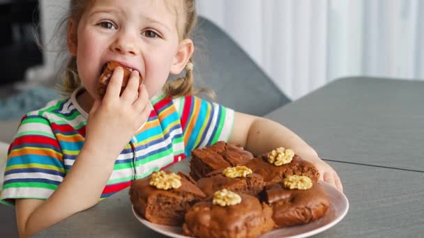Küçük Kız Evde Muzlu Cevizli Yulaflı Kek Yiyor Yüksek Kalite — Stok video