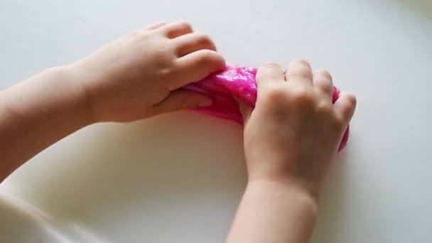 Evde Sümüklü Oyuncak Oynayan Çocuk Elleri Küçük Kız Yapımı Pembe — Stok video