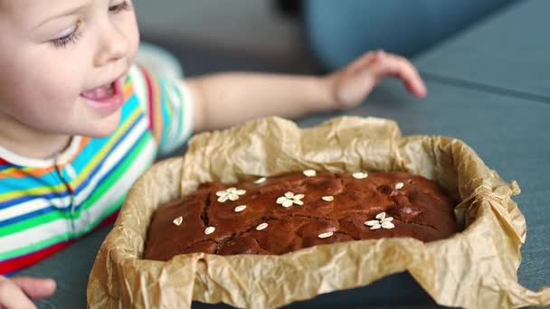Gadis Kecil Makan Kue Oatmeal Dengan Pisang Dan Kenari Dapur — Stok Video