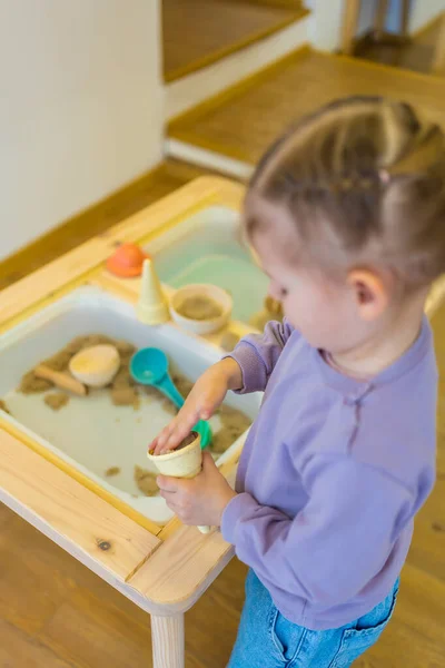 Маленькая Девочка Играет Кинетическим Песком Деревянными Игрушками Развитие Опыт Занятия — стоковое фото