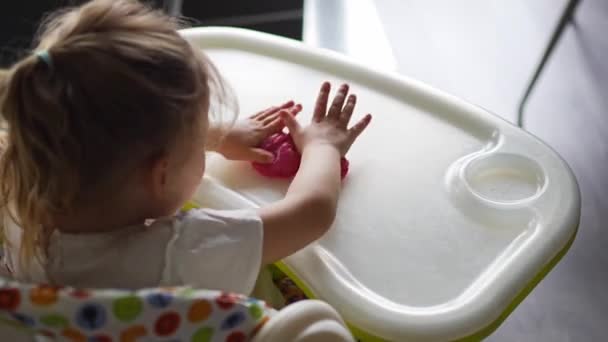 Bambina Sta Giocando Con Una Melma Rosa Fatta Casa Mani — Video Stock