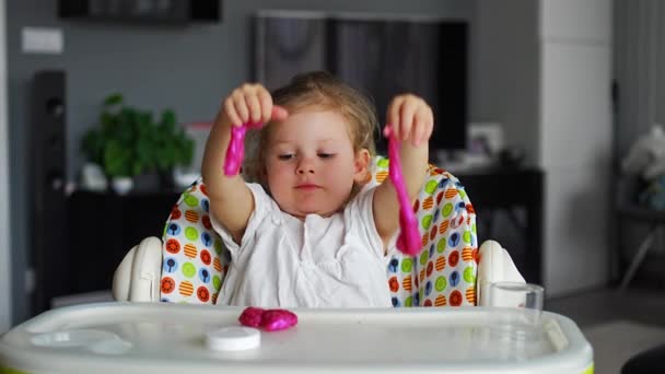 Küçük Kız Yapımı Pembe Bir Balçıkla Oynuyor Evde Sümüklü Oyuncak — Stok video