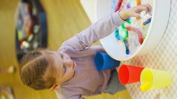 Маленькая Девочка Капает Водой Цветных Бумажных Червей Развитие Опыт Занятия — стоковое видео