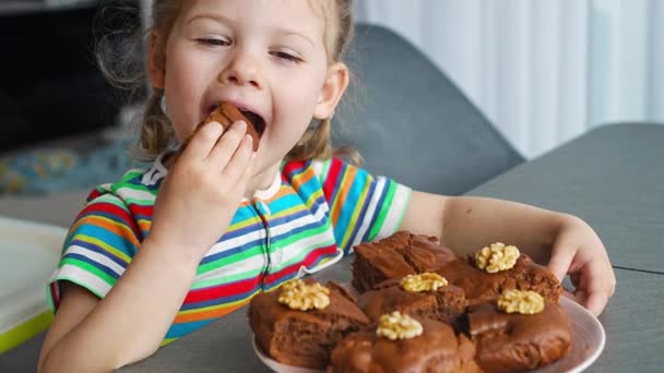 Küçük Kız Evde Muzlu Cevizli Yulaflı Kek Yiyor Yüksek Kalite — Stok video