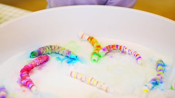 Een Klein Meisje Druipt Water Kleurrijke Papierwormen Sensorische Ontwikkeling Ervaringen — Stockvideo