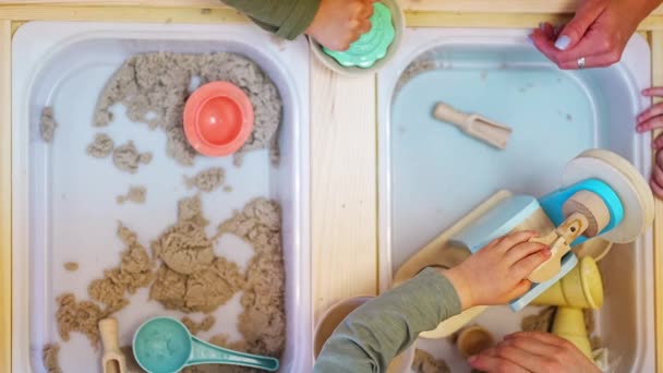 Crianças Brincando Com Areia Cinética Brinquedos Madeira Desenvolvimento Sensorial Experiências — Vídeo de Stock