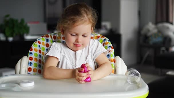 小さな女の子は自家製ピンクのスライムで遊んでいます 子供たちは家で粘菌おもちゃを遊んでいます 高品質4K映像 — ストック動画
