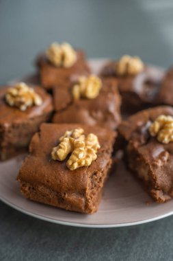 Ev mutfağındaki koyu gri arka planda muzlu ve cevizli yulaflı pasta. Yüksek kalite fotoğraf