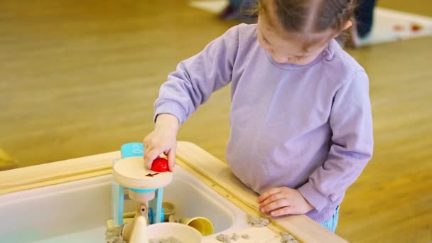 Mała Dziewczynka Bawiąca Się Piaskiem Kinetycznym Drewnianymi Zabawkami Rozwój Zmysłów — Wideo stockowe