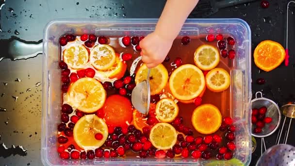 Crianças Brincando Bar Frutas Artesanais Com Utensílios Cozinha Bagas Frutas — Vídeo de Stock