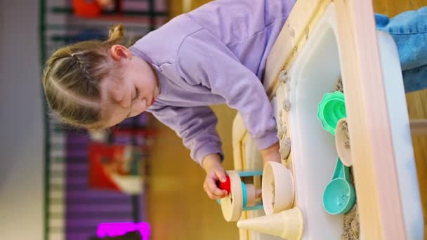Bambina Che Gioca Con Sabbia Cinetica Giocattoli Legno Sviluppo Sensoriale — Video Stock