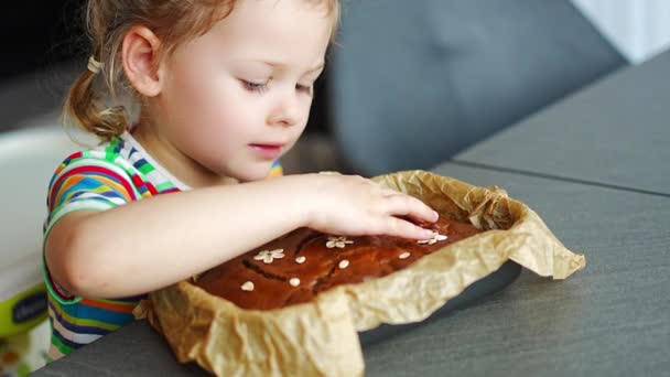 Gadis Kecil Makan Kue Oatmeal Dengan Pisang Dan Kenari Dapur — Stok Video