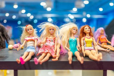 Prag, Çek Cumhuriyeti - 27 Nisan 2023: Çek Cumhuriyeti 'nin Prag kentindeki Letnany alışveriş merkezinde Barbie oyuncakları ve Hot Wheels ile çocuk oyun odasında Barbie' ler. Yüksek kalite fotoğraf