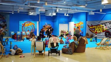 Prag, Çek Cumhuriyeti - 27 Nisan 2023: Çek Cumhuriyeti 'nin Prag kentindeki Letnany alışveriş merkezinde Barbie oyuncakları ve Hot Wheels ile çocuk oyun odasında oynayan çocuklar. Yüksek kalite 4k görüntü