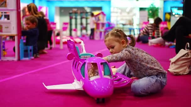 Praga República Checa Abril 2023 Menina Brincando Sala Jogos Infantil — Vídeo de Stock