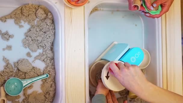 Kinetik Kum Tahta Oyuncaklarla Oynayan Çocuklar Duyusal Gelişim Deneyimler Çocuklarla — Stok video