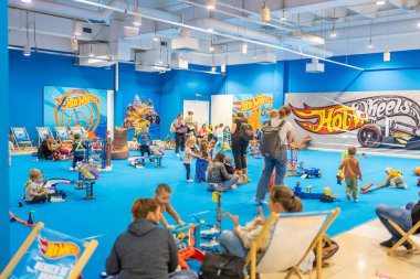 Prag, Çek Cumhuriyeti - 27 Nisan 2023: Çek Cumhuriyeti 'nin Prag kentindeki Letnany alışveriş merkezinde Barbie oyuncakları ve Hot Wheels ile çocuk oyun odasında oynayan çocuklar. Yüksek kalite fotoğraf