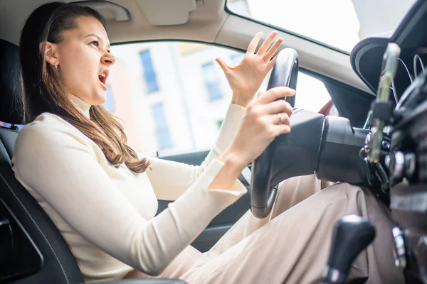 Kobieta Prowadząca Samochód Emocjonalnie Przeklinająca Młoda Urocza Brunetka Sukcesu Prowadzi — Zdjęcie stockowe