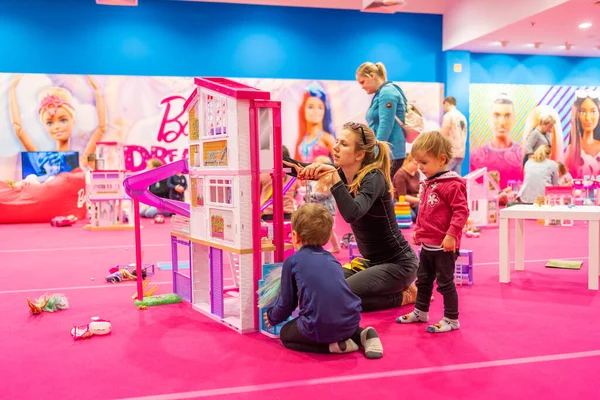 Prag, Çek Cumhuriyeti - 27 Nisan 2023: Çek Cumhuriyeti 'nin Prag kentindeki Letnany alışveriş merkezinde Barbie oyuncakları ve Hot Wheels ile çocuk oyun odasında oynayan çocuklar. Yüksek kalite fotoğraf