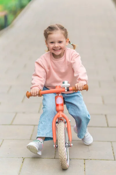 Bambina Sella Alla Balance Bike Nel Cortile Del Residence Praga — Foto Stock