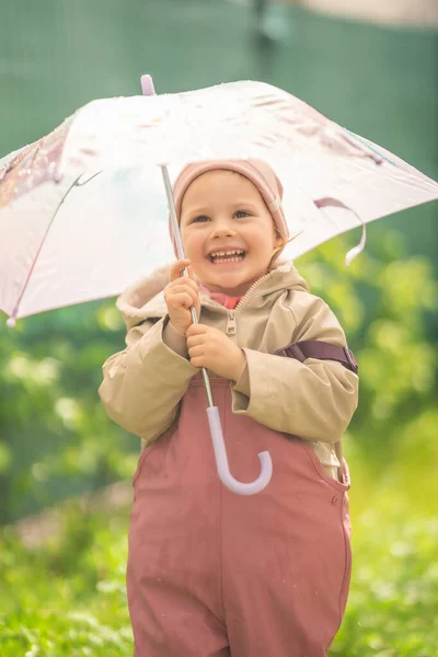 Boldog Nevető Gyermek Lány Éves Visel Vízálló Ruhát Kezében Rózsaszín — Stock Fotó
