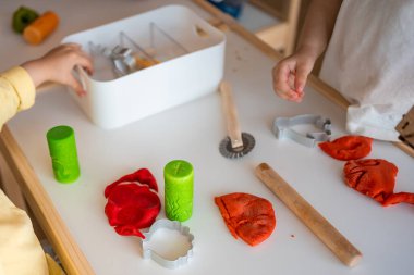 Çocuklar plastikle oynuyor. Duyusal gelişim ve deneyimler, çocuklarla ilgili temalı aktiviteler, iyi motor beceriler geliştirme. Yüksek kalite fotoğraf