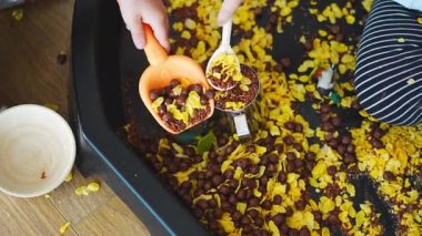 Çocuk kum havuzunda oynamak için duyusal pullarla oynuyor. Duyusal gelişim ve deneyimler, çocuklarla ilgili temalı aktiviteler, iyi motor beceriler geliştirme. Yüksek kalite 4k görüntü