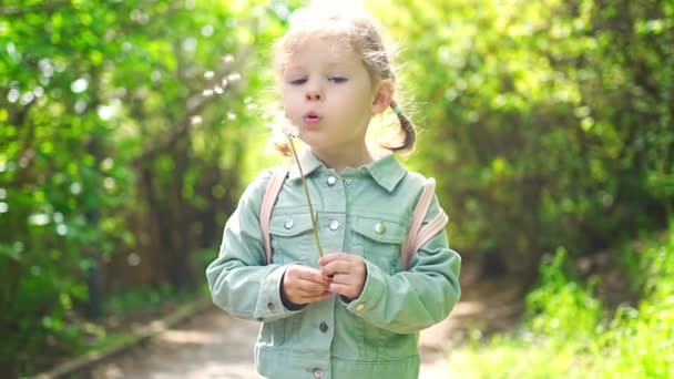 Porträt Eines Glücklichen Mädchens Kind Lächelt Einem Frühlingstag Kind Genießt — Stockvideo