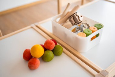 Oynamak için ev yapımı renkli hamur. Duyusal gelişim ve deneyimler, çocuklarla ilgili temalı aktiviteler, iyi motor beceriler geliştirme. Yüksek kalite fotoğraf