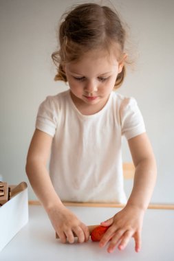 Küçük bir kız plastikle oynuyor. Duyusal gelişim ve deneyimler, çocuklarla ilgili temalı aktiviteler, iyi motor beceriler geliştirme. Yüksek kalite fotoğraf