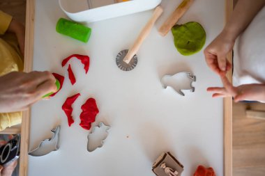 Çocuklar plastikle oynuyor. Duyusal gelişim ve deneyimler, çocuklarla ilgili temalı aktiviteler, iyi motor beceriler geliştirme. Yüksek kalite fotoğraf