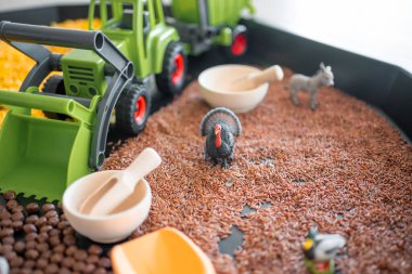 Duyusal tanecikler oynamak için kum havuzu gibidir. Duyusal gelişim ve deneyimler, çocuklarla ilgili temalı aktiviteler, iyi motor beceriler geliştirme. Yüksek kalite fotoğraf