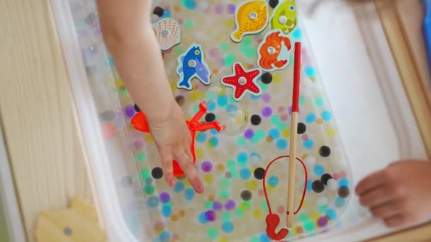 Egy Kislány Aki Érzéki Vízgyöngyökkel Játszik Hidrogél Golyókkal Érzékszervi Fejlődés — Stock videók
