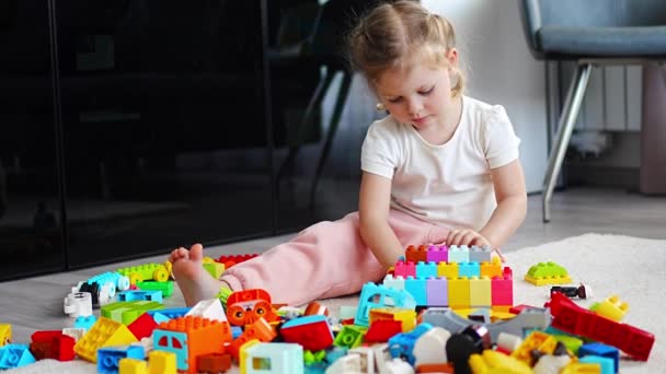 Gadis Kecil Bermain Dengan Mainan Konstruktor Rumah Permainan Pendidikan Menghabiskan — Stok Video