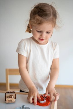 Küçük bir kız plastikle oynuyor. Duyusal gelişim ve deneyimler, çocuklarla ilgili temalı aktiviteler, iyi motor beceriler geliştirme. Yüksek kalite fotoğraf