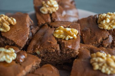 Ev mutfağındaki koyu gri arka planda muzlu ve cevizli yulaflı pasta. Yüksek kalite fotoğraf